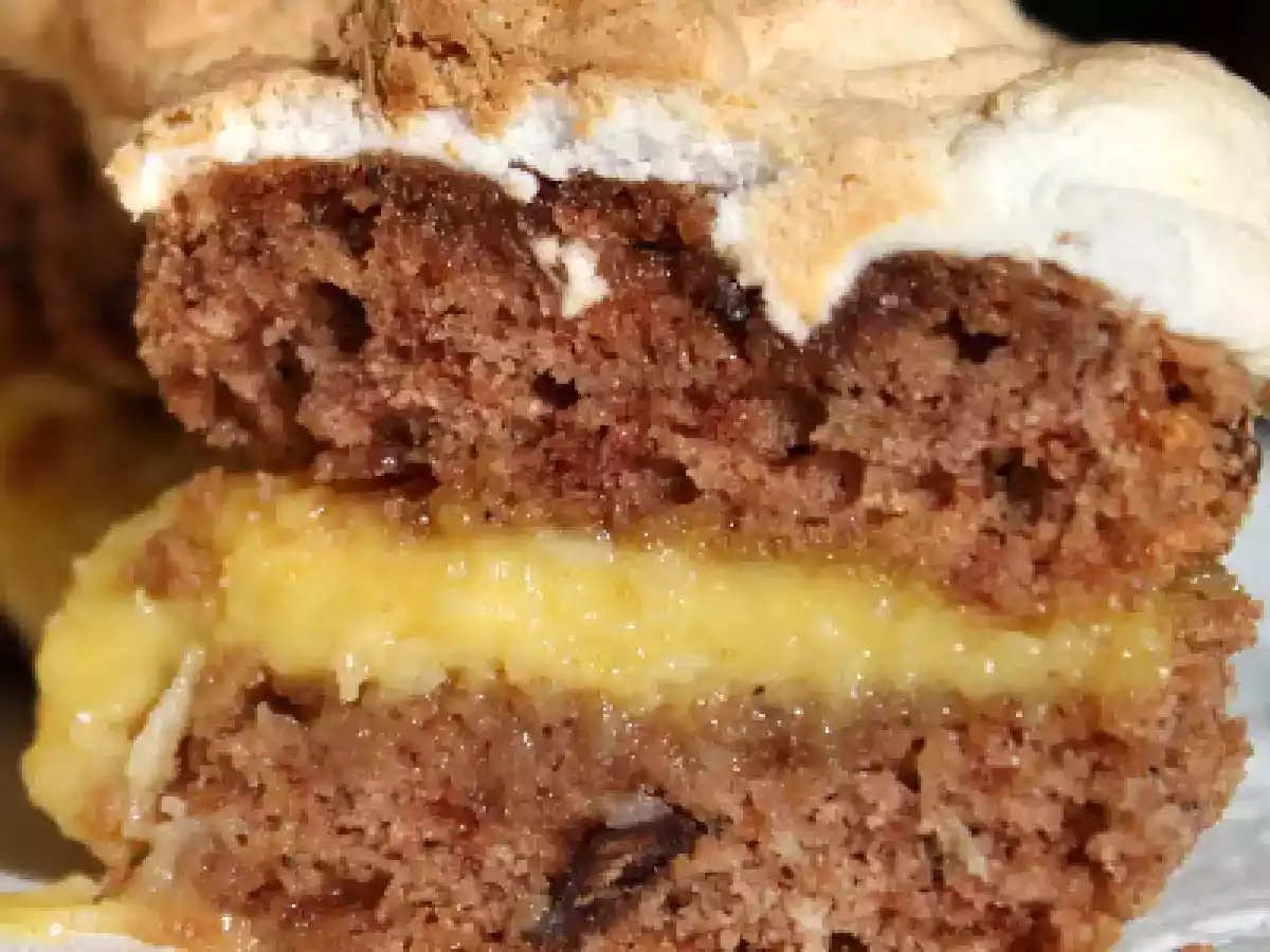 Bizcocho feo de chocolate con crema de mango-coco