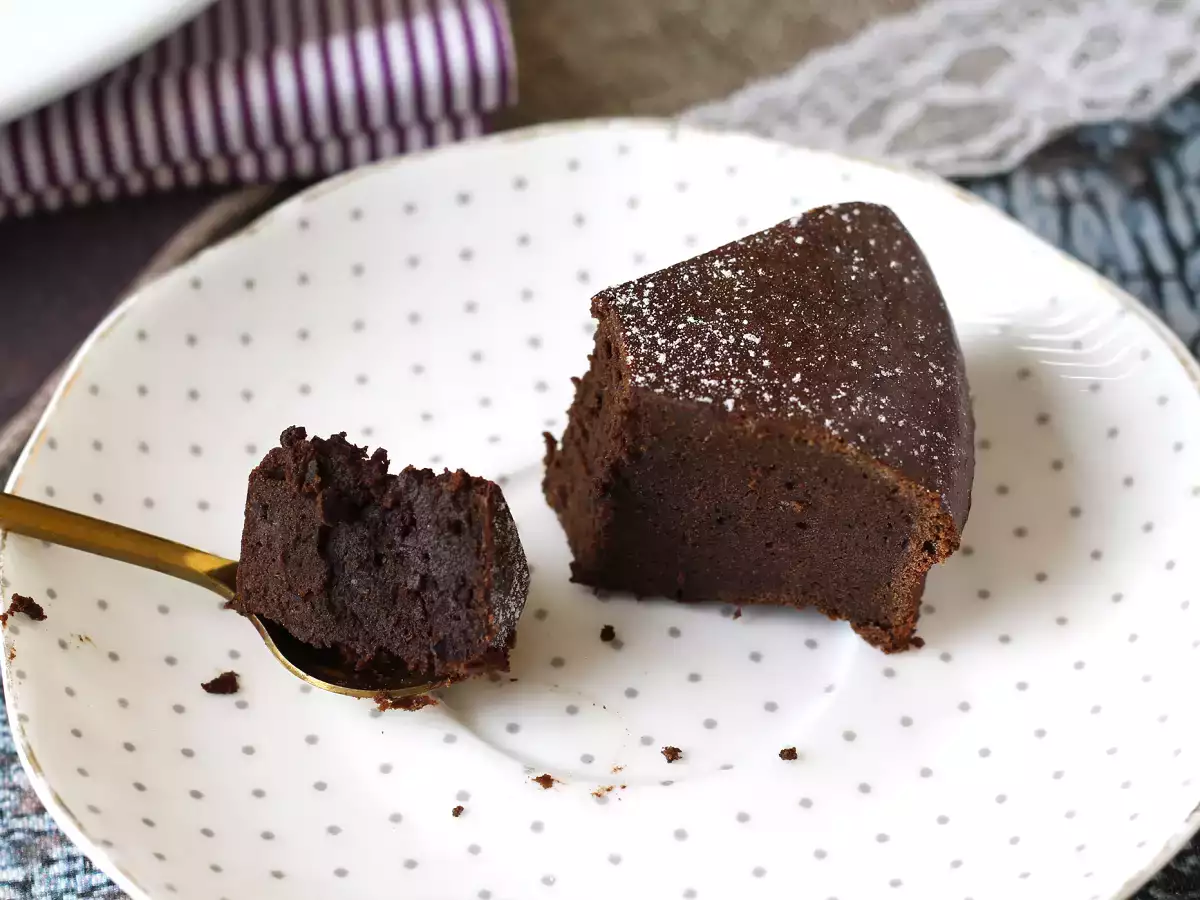 Bizcocho fondant de chocolate proteico: fácil, intenso y jugoso - foto 4