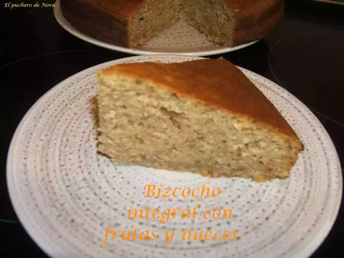 Bizcocho integral con frutas y nueces.