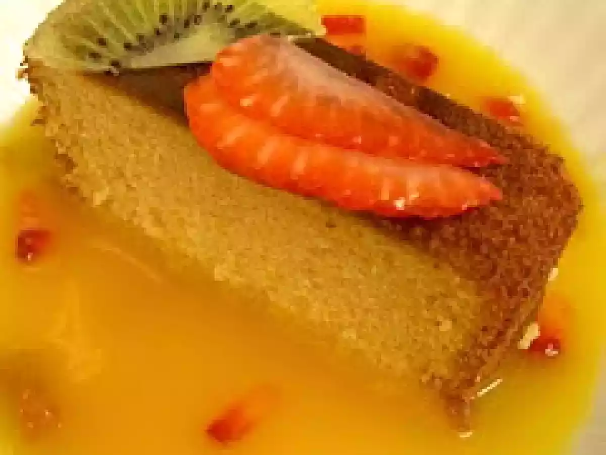 Bizcocho japones con frutas sobre sopa de naranja