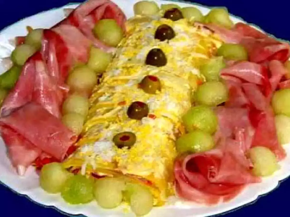 Bizcocho relleno de jamón, ventresca y salsa de gambas con melón