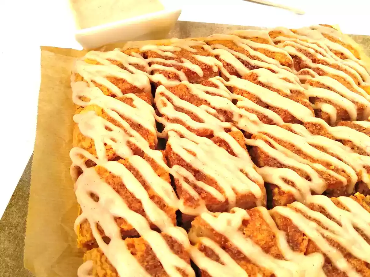 Bizcocho vegano de manzana con cobertura de natillas veganas