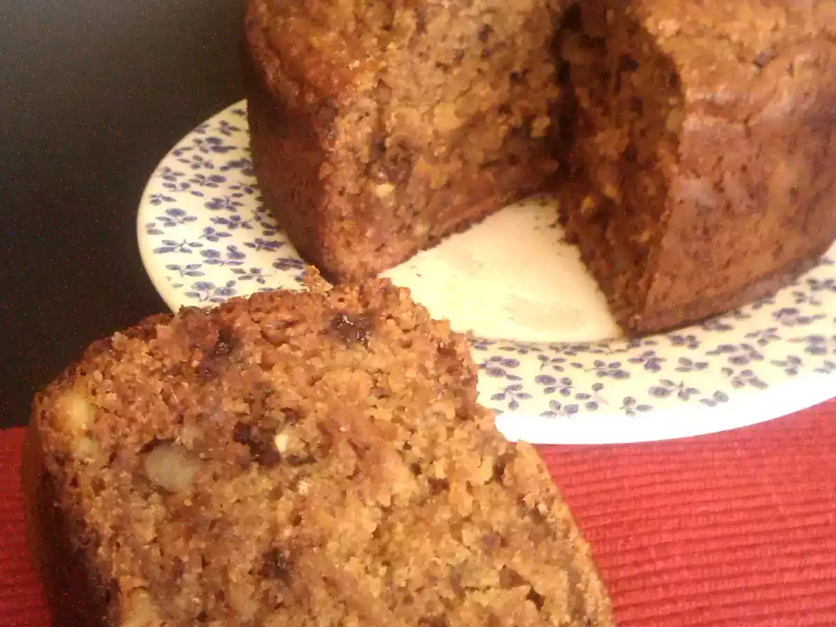 Bizcocho vegano de nueces, dátiles y té especiado