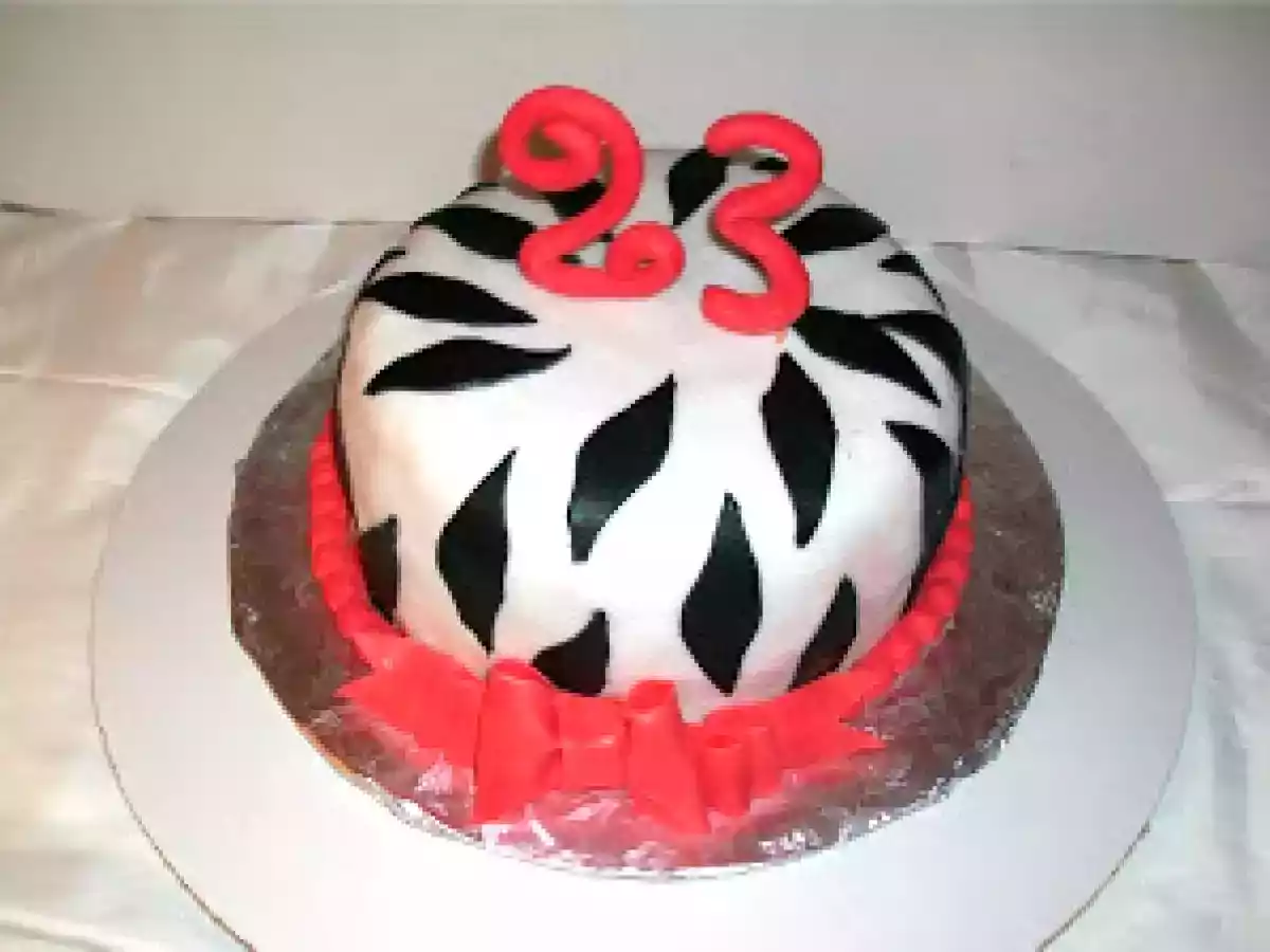Bizcocho Zebra en pasta laminada de gelatina y decoraciones en pasta de goma.