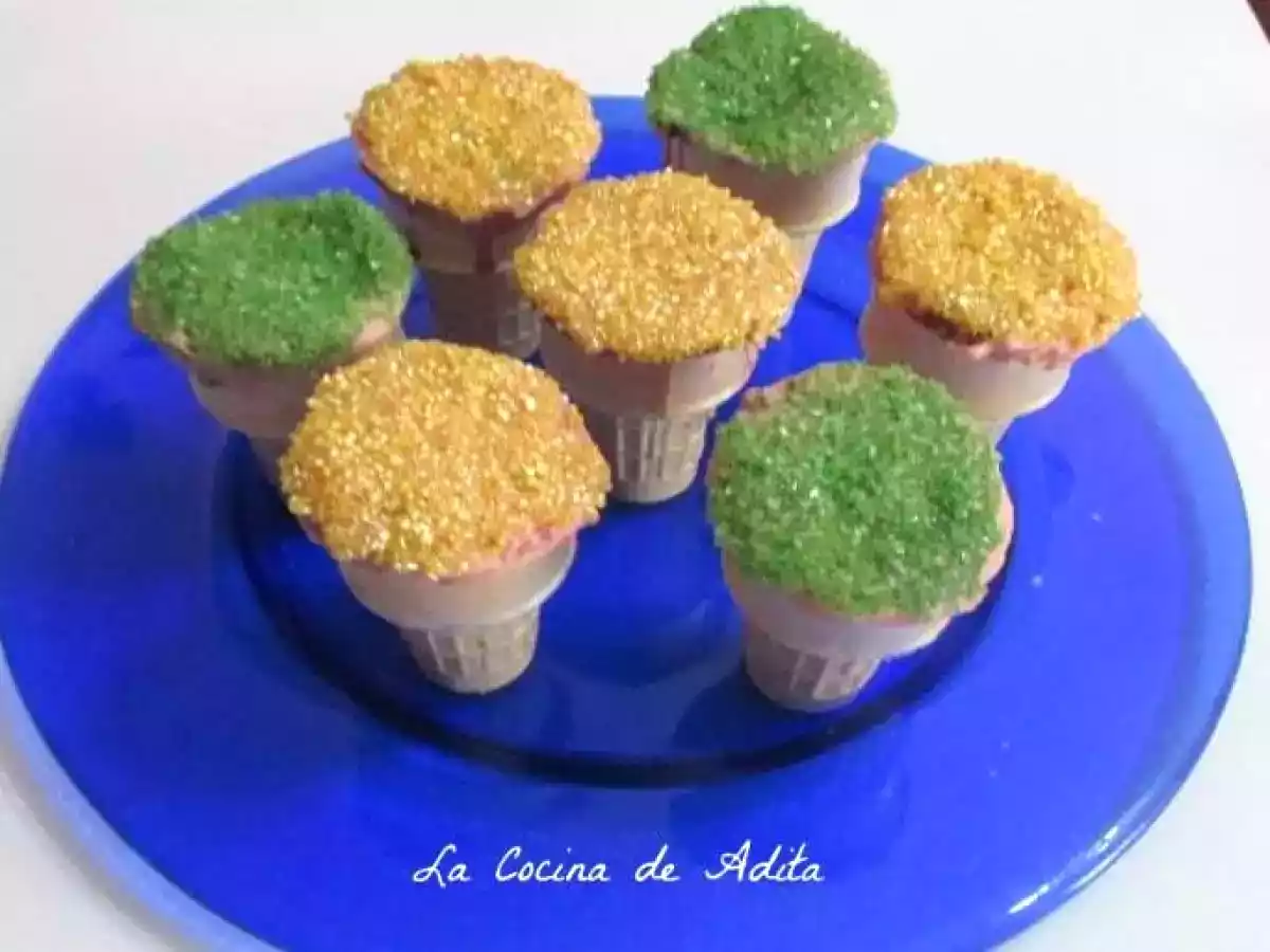 Bizcochos en conos, rellenos de frutas fresca