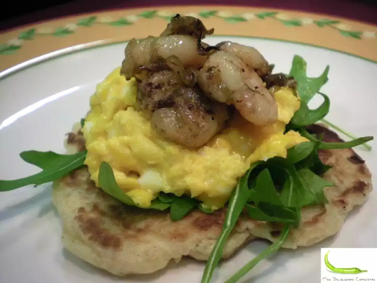 Blinis con rúcula, huevos y gambas