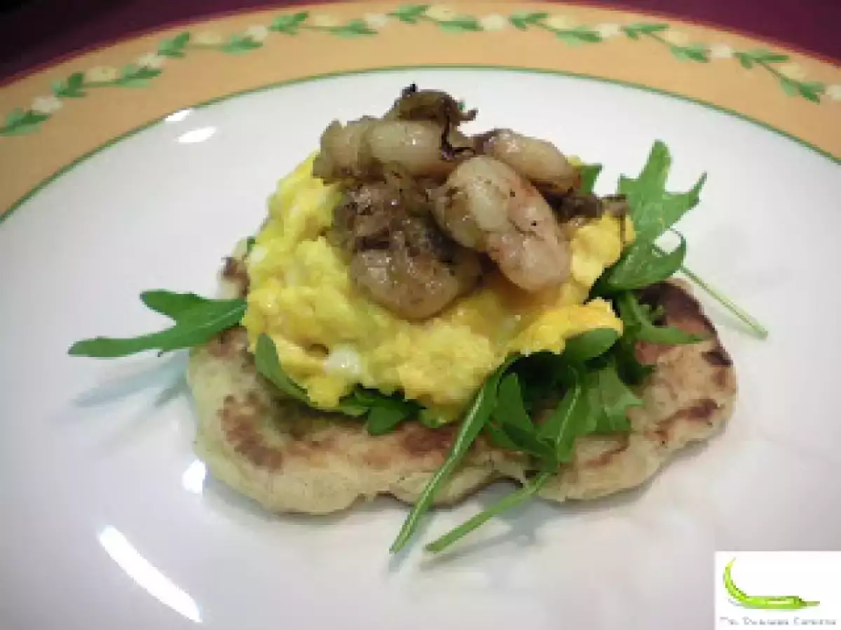 Blinis con rúcula, huevos y gambas - foto 2