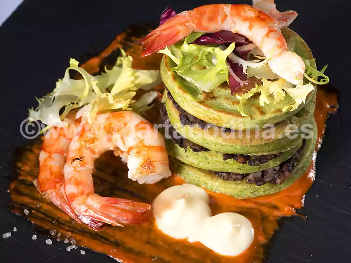 Blinis de rucula con morcilla de arroz y langostinos en salsa de piquillos