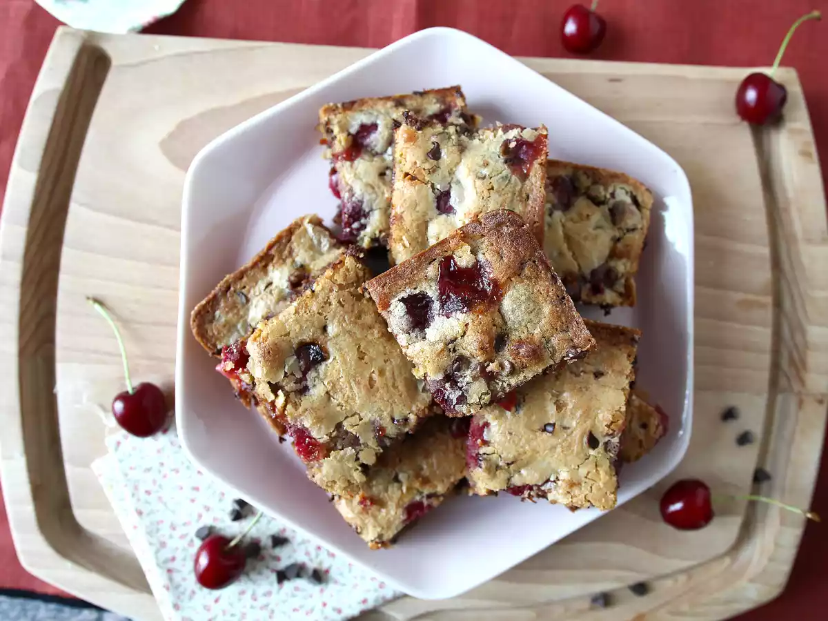 Blondie de cerezas y chocolate, un crujiente pastel de fruta realmente delicioso - foto 2