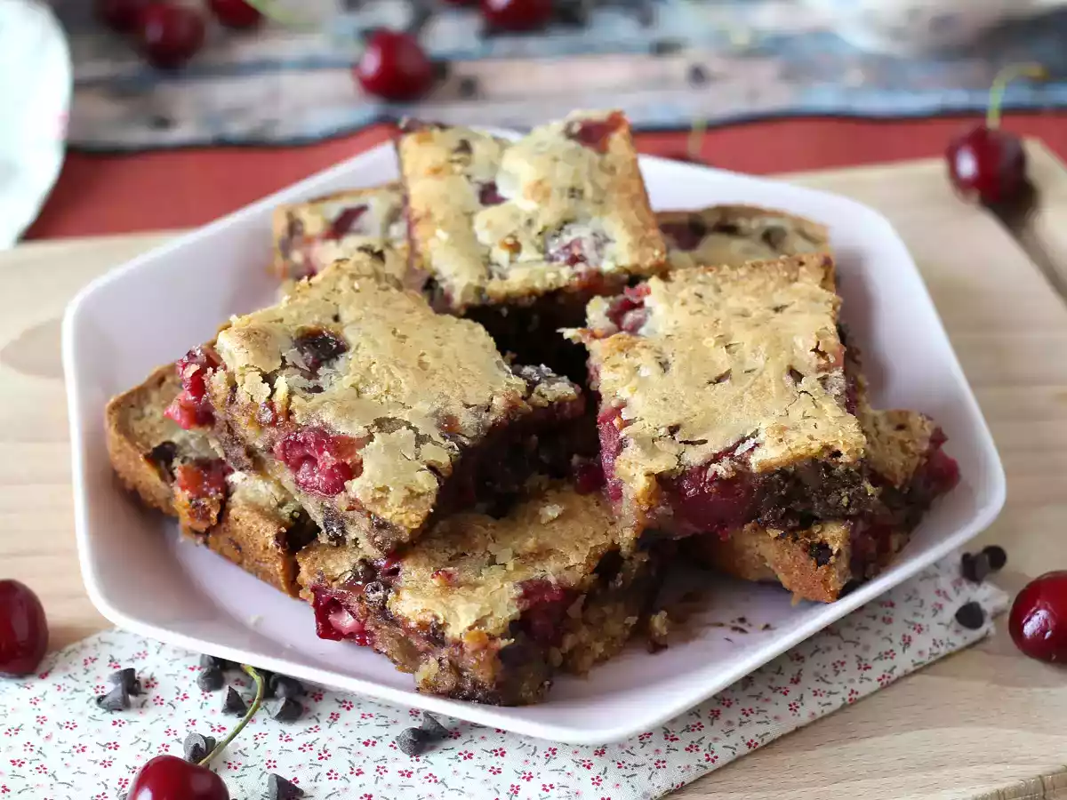 Blondie de cerezas y chocolate, un crujiente pastel de fruta realmente delicioso - foto 3