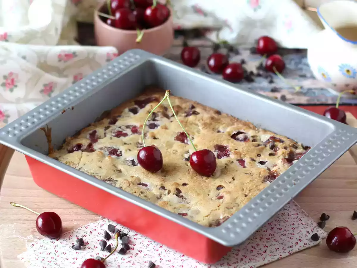 Blondie de cerezas y chocolate, un crujiente pastel de fruta realmente delicioso - foto 4