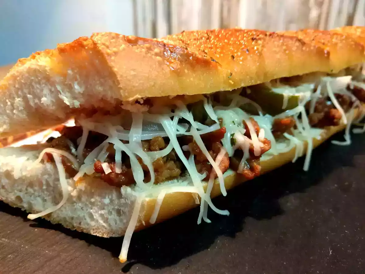 Bocadillo BBQ y jalapeños