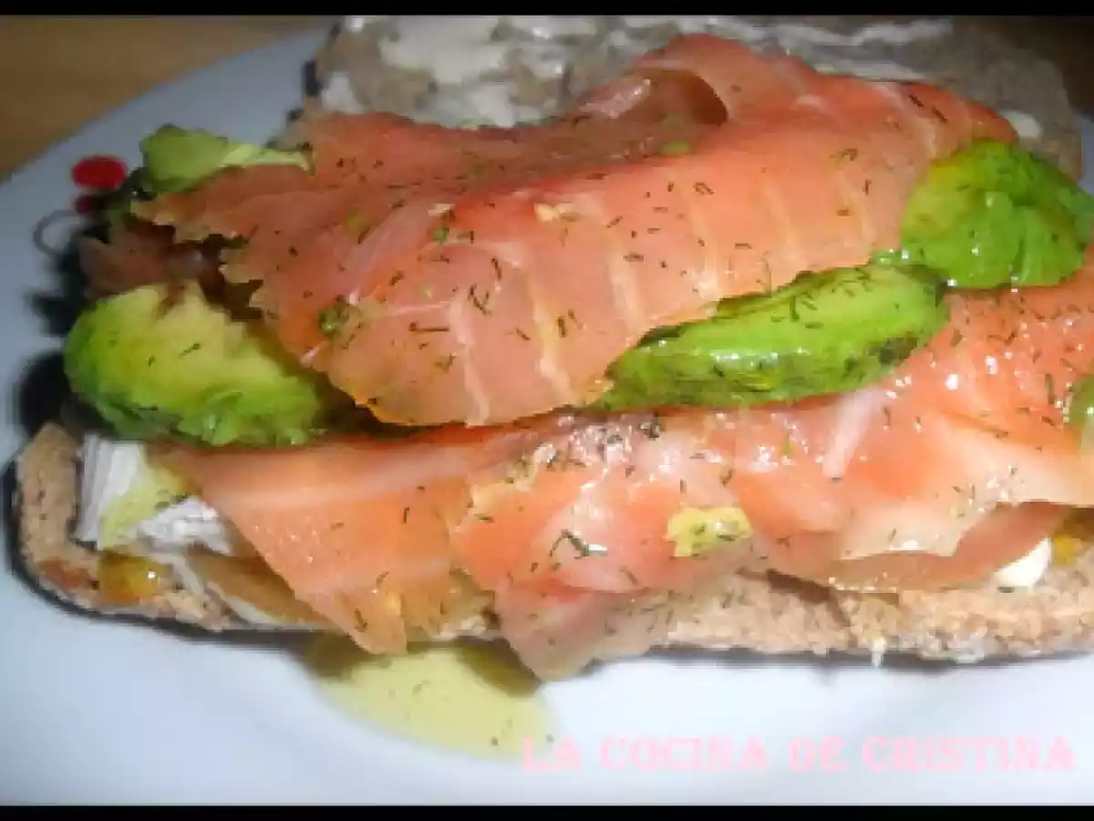 BOCADILLO COMPLETO DE SALMON AL ENELDO
