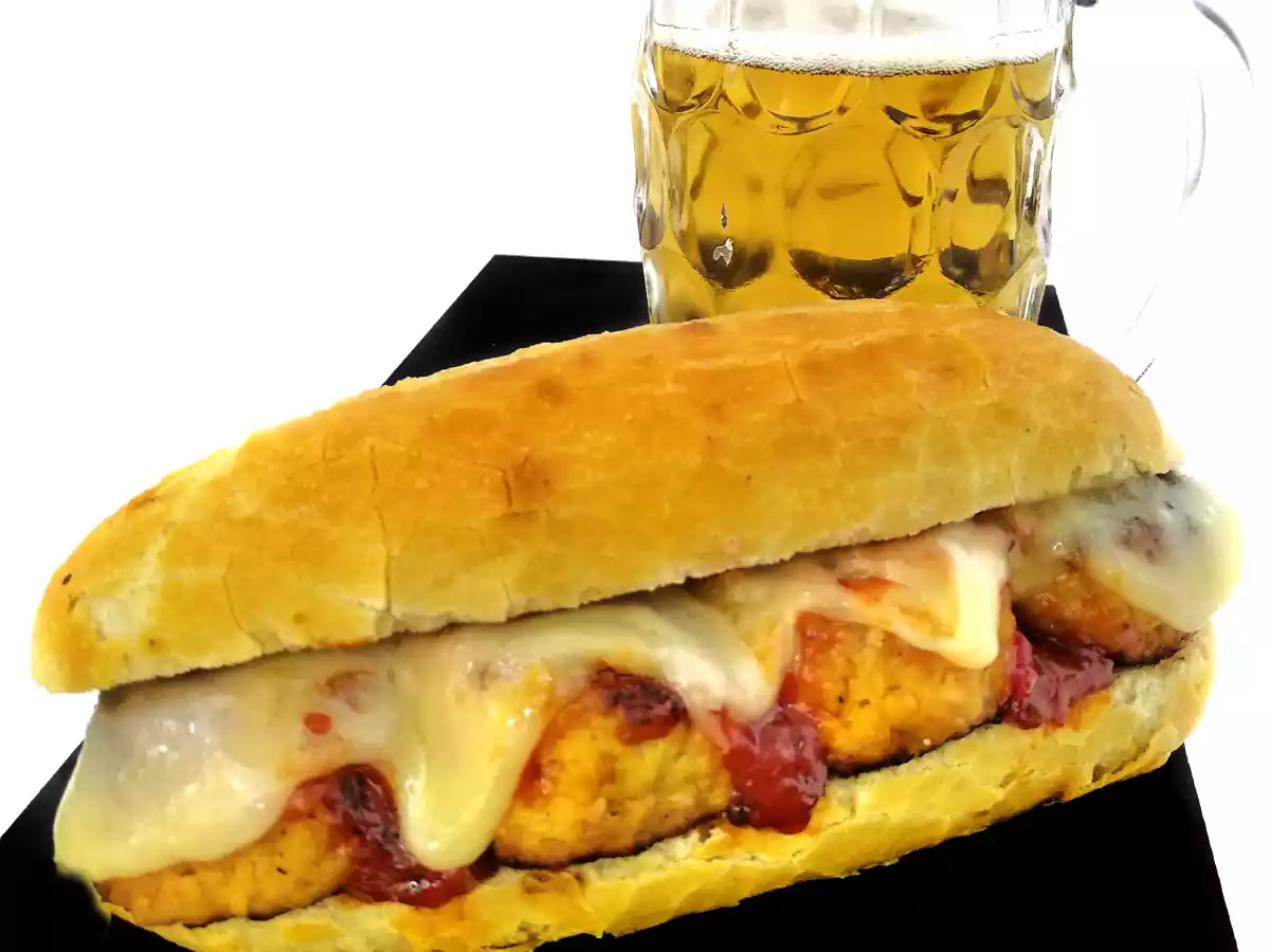 Bocadillo de albóndigas de pollo con salsa búffalo