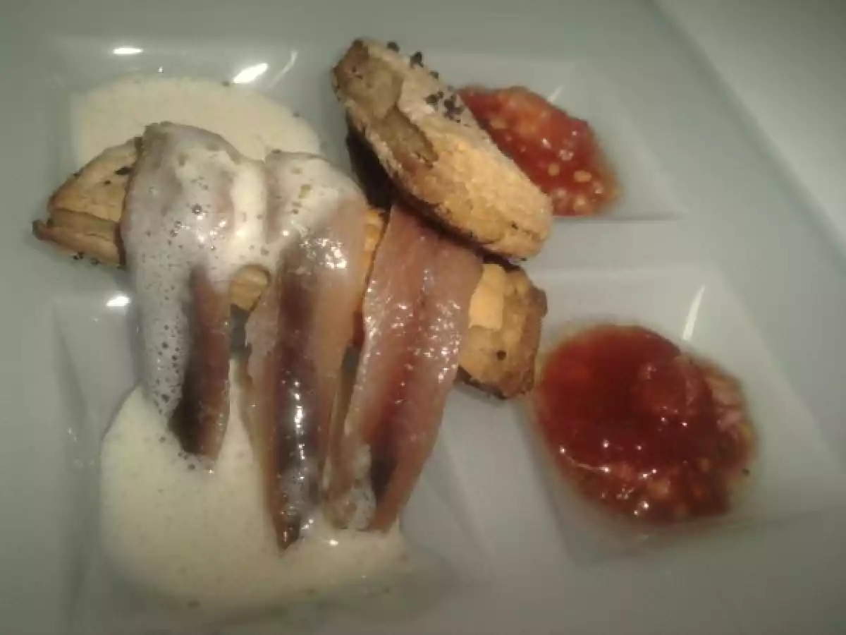 Bocadillo de anchoa, queso y tomate