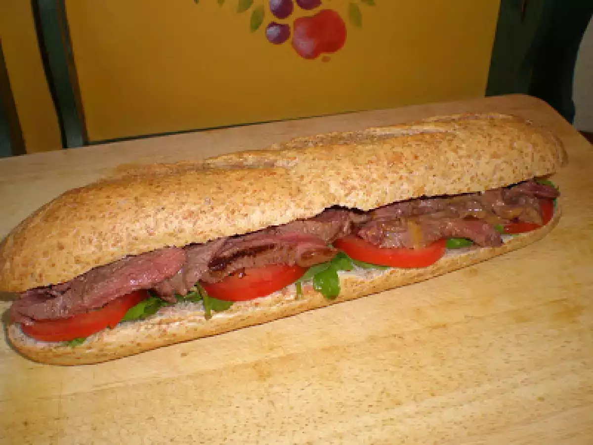 Bocadillo de carne con mayonesa enriquecida