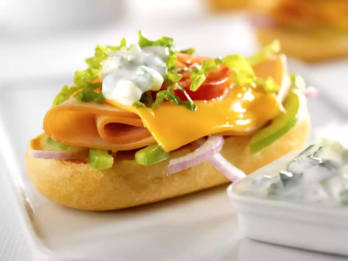 Bocadillo de jamón cocido, queso y vegetales