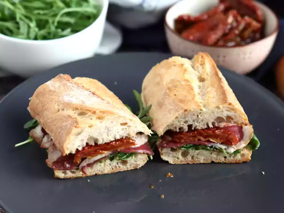Bocadillo de jamón de pato, tomate seco y rúcula