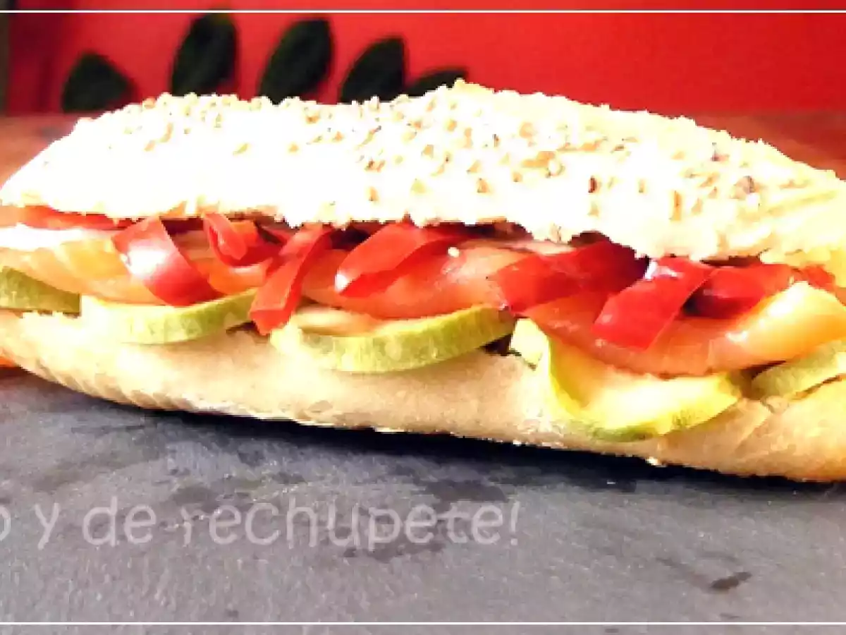 Bocadillo de salmón con vegetales y mahonesa de alcaparras