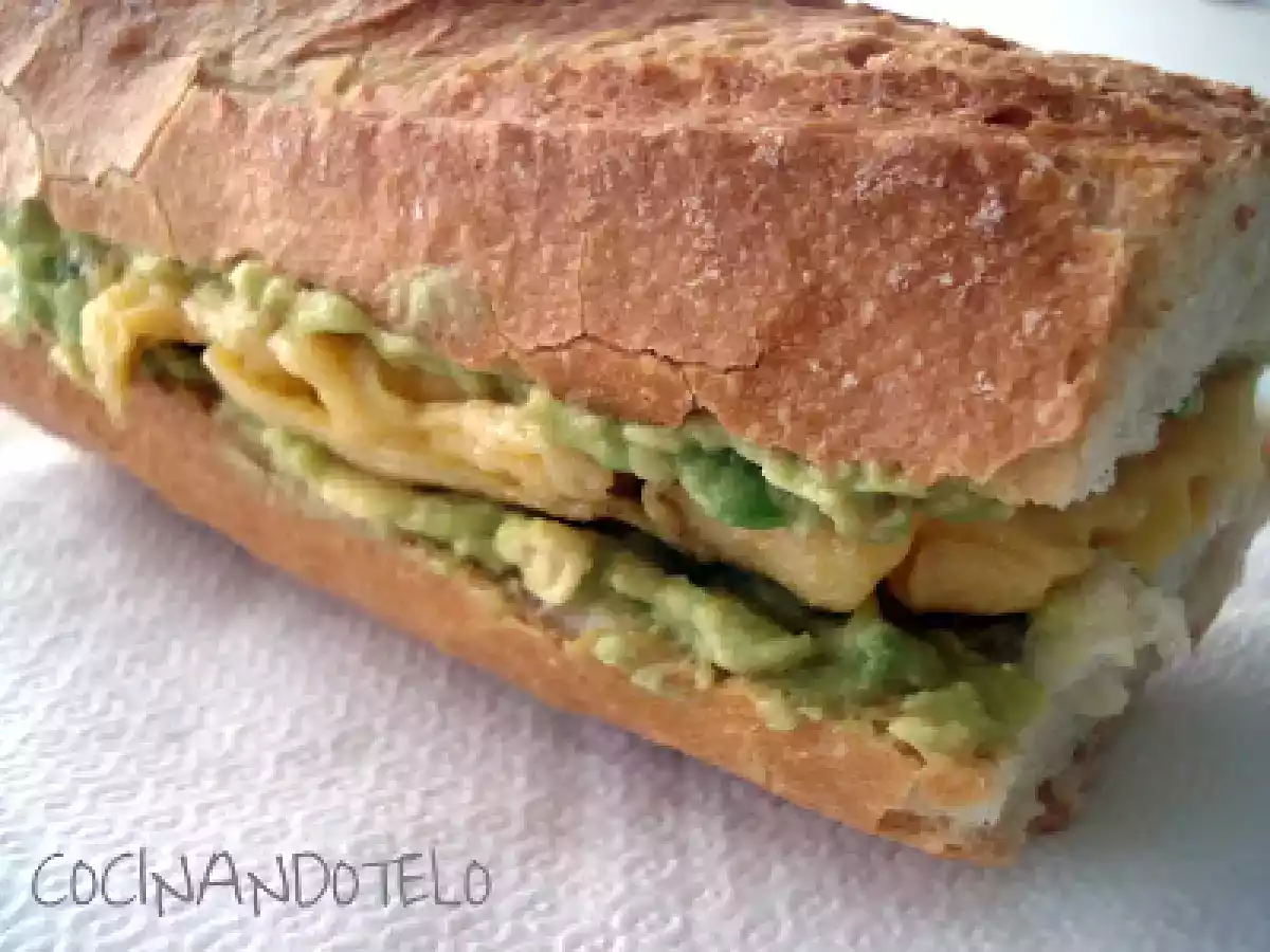 Bocadillo de tortilla y aguacate