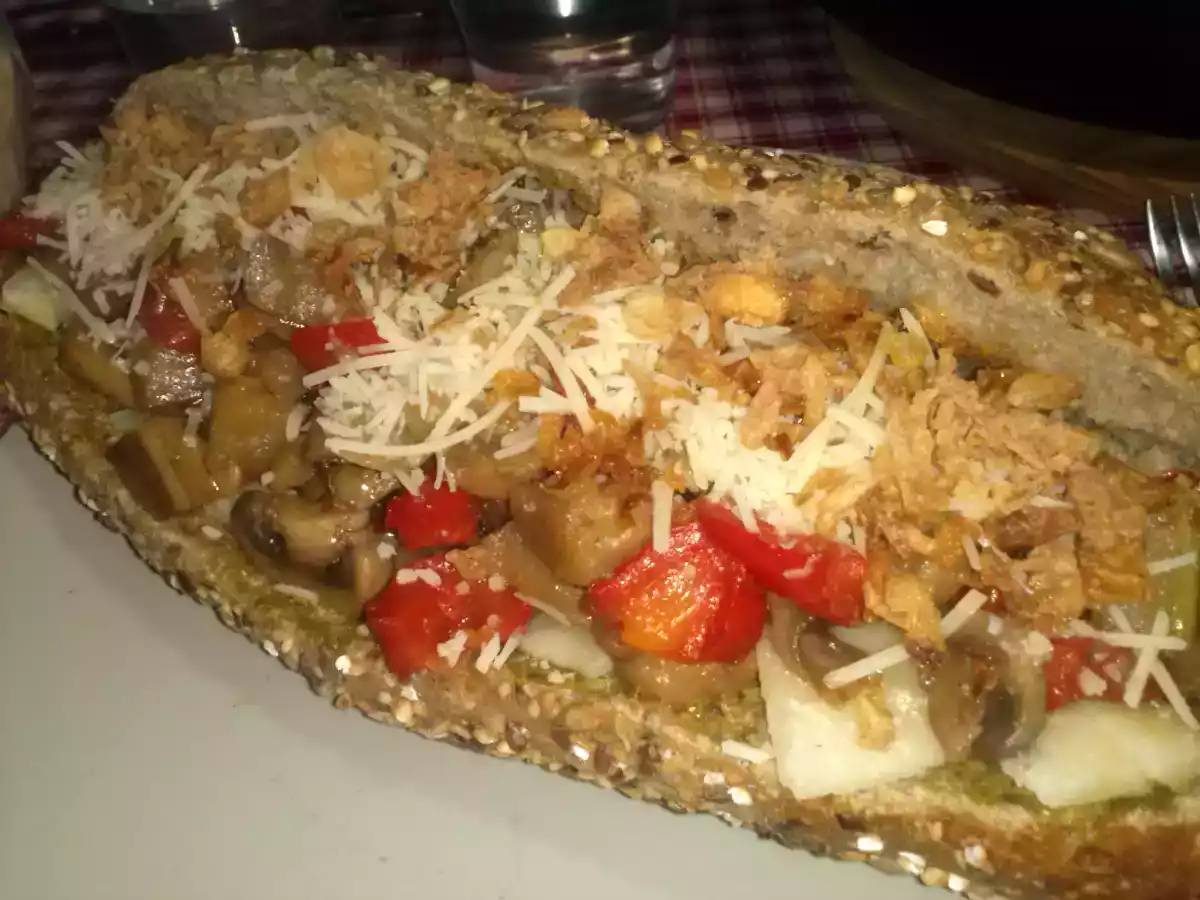 Bocadillo de vegetales con parmesano y pesto