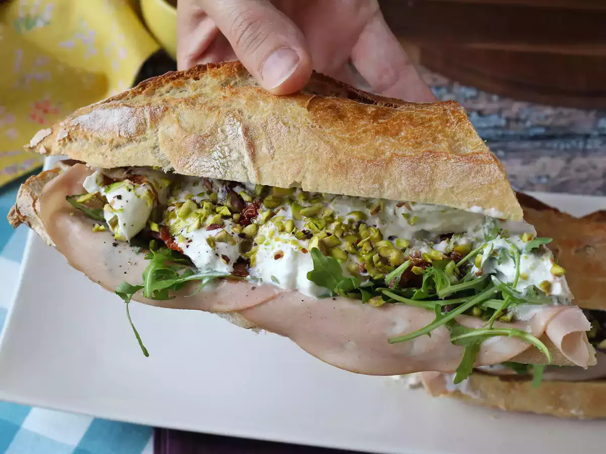 Bocadillo italiano de mortadela, burrata y pesto