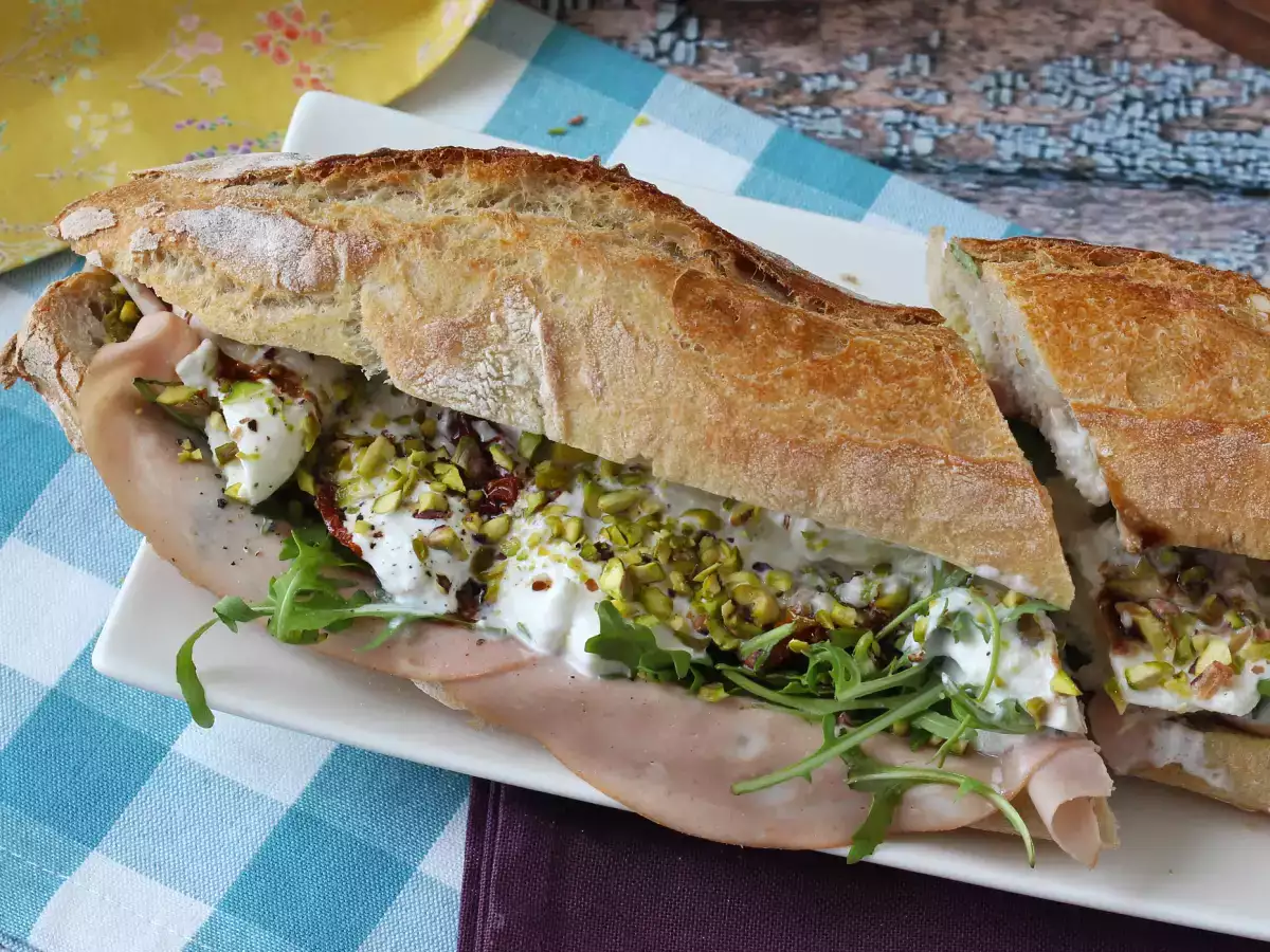 Bocadillo italiano de mortadela, burrata y pesto - foto 2