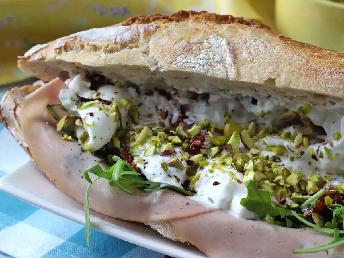 Bocadillo italiano de mortadela, burrata y pesto - foto 3