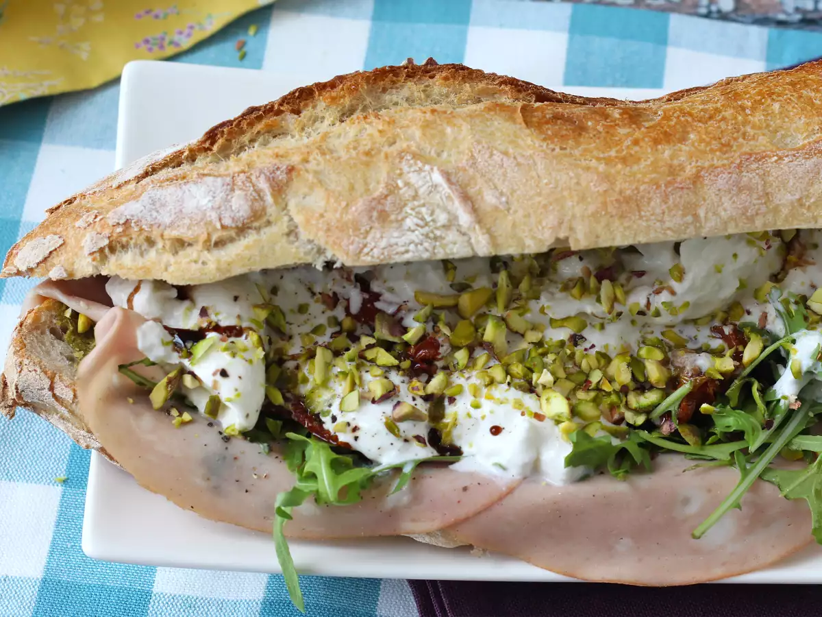 Bocadillo italiano de mortadela, burrata y pesto - foto 4