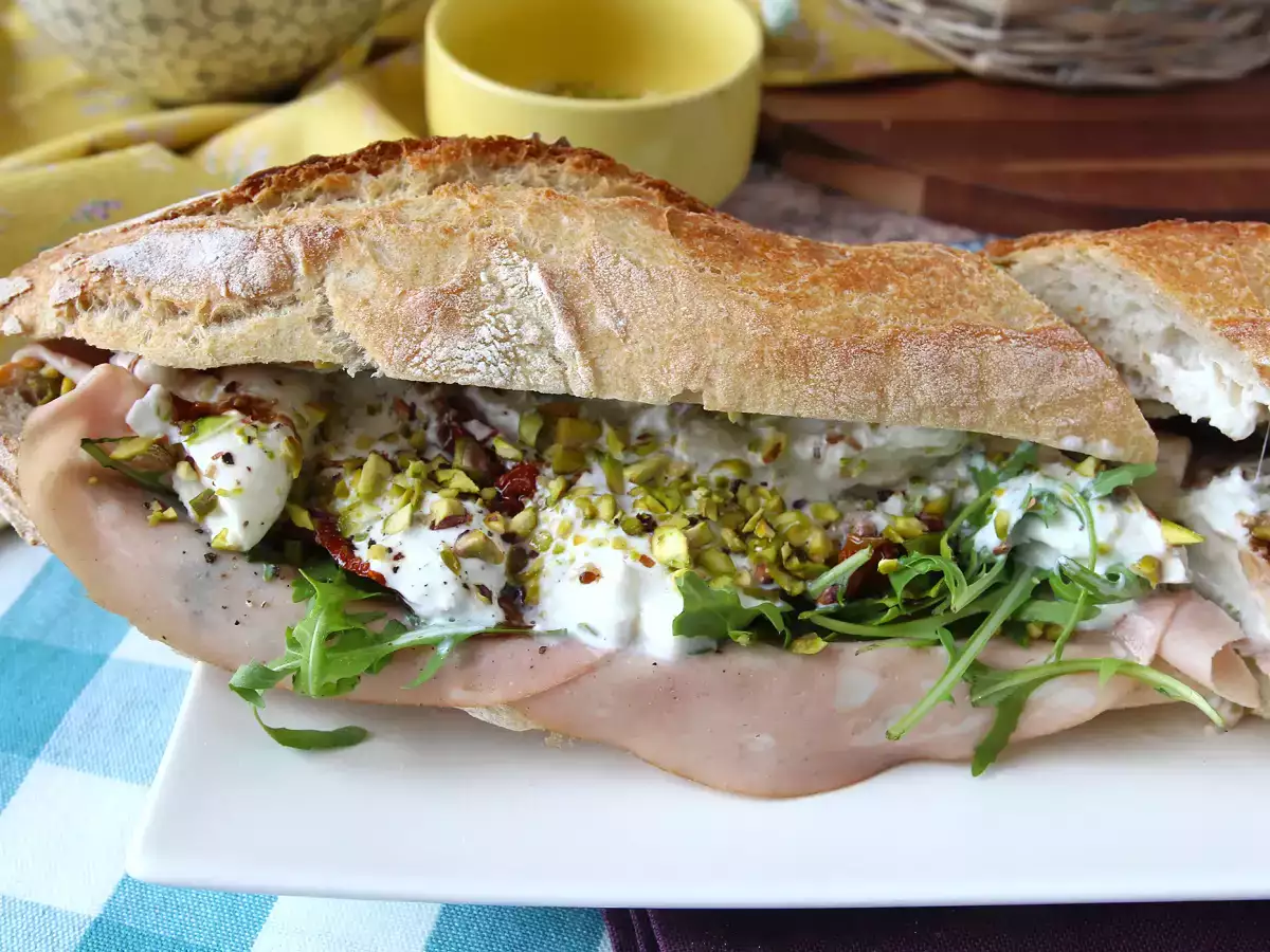 Bocadillo italiano de mortadela, burrata y pesto - foto 7