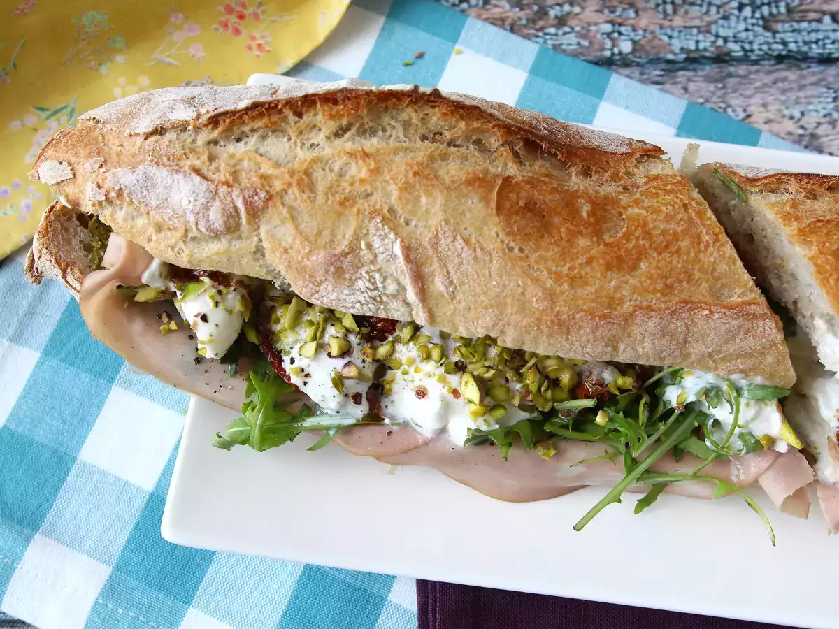 Bocadillo italiano de mortadela, burrata y pesto - foto 8