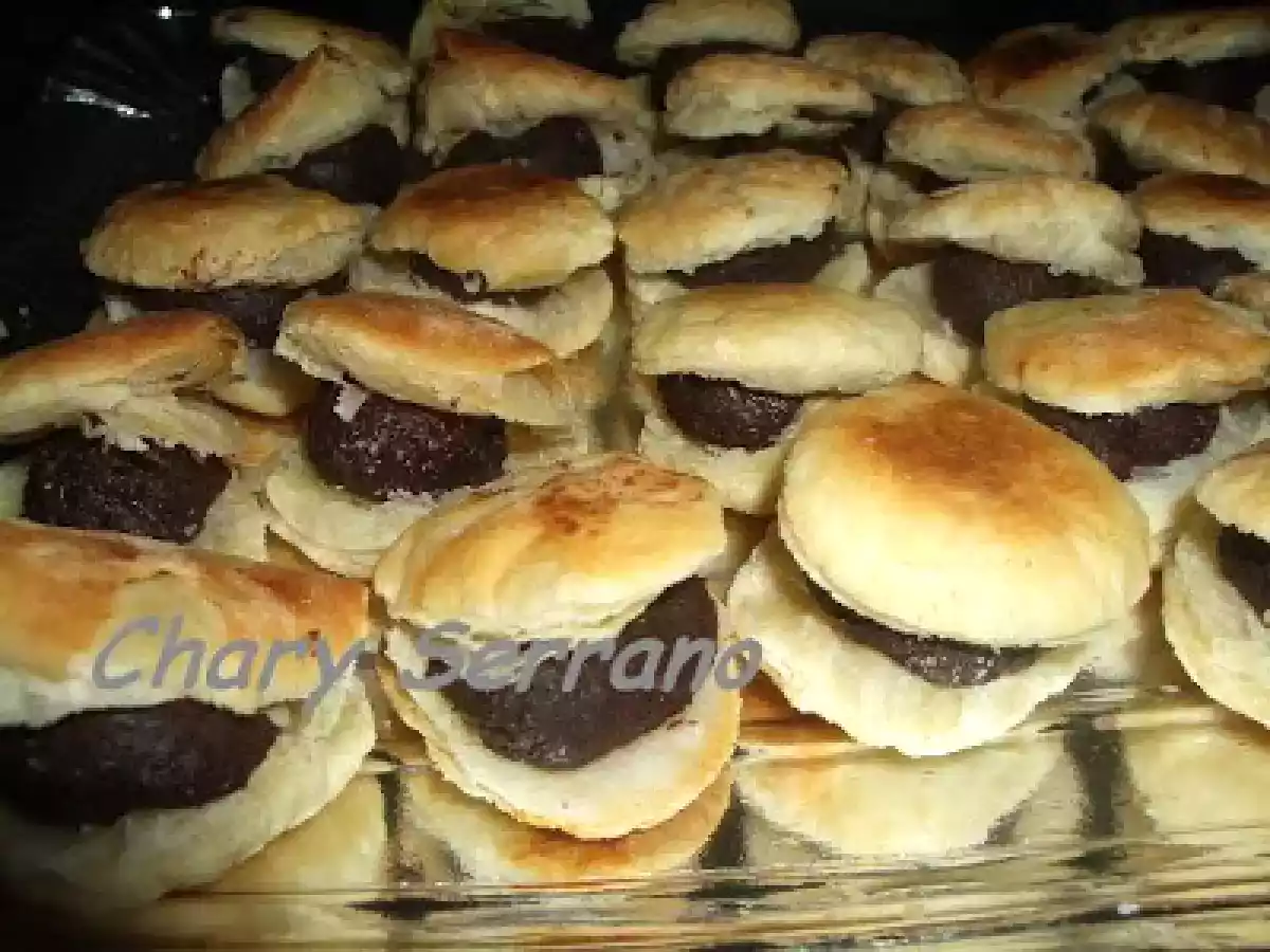 Bocaditos de hojaldre con relleno de chocolate, datiles y almendras