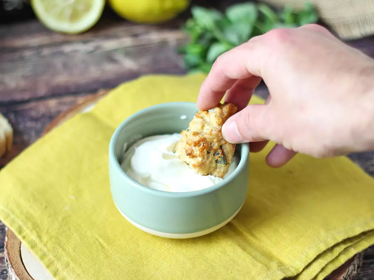 Bocaditos de pan de molde con parmesano, albahaca y ralladura de limón en freidora de aire - foto 3