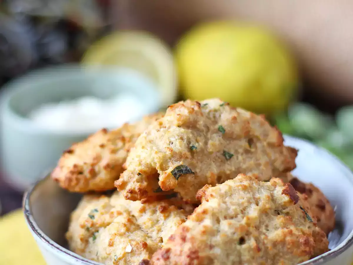 Bocaditos de pan de molde con parmesano, albahaca y ralladura de limón en freidora de aire - foto 5