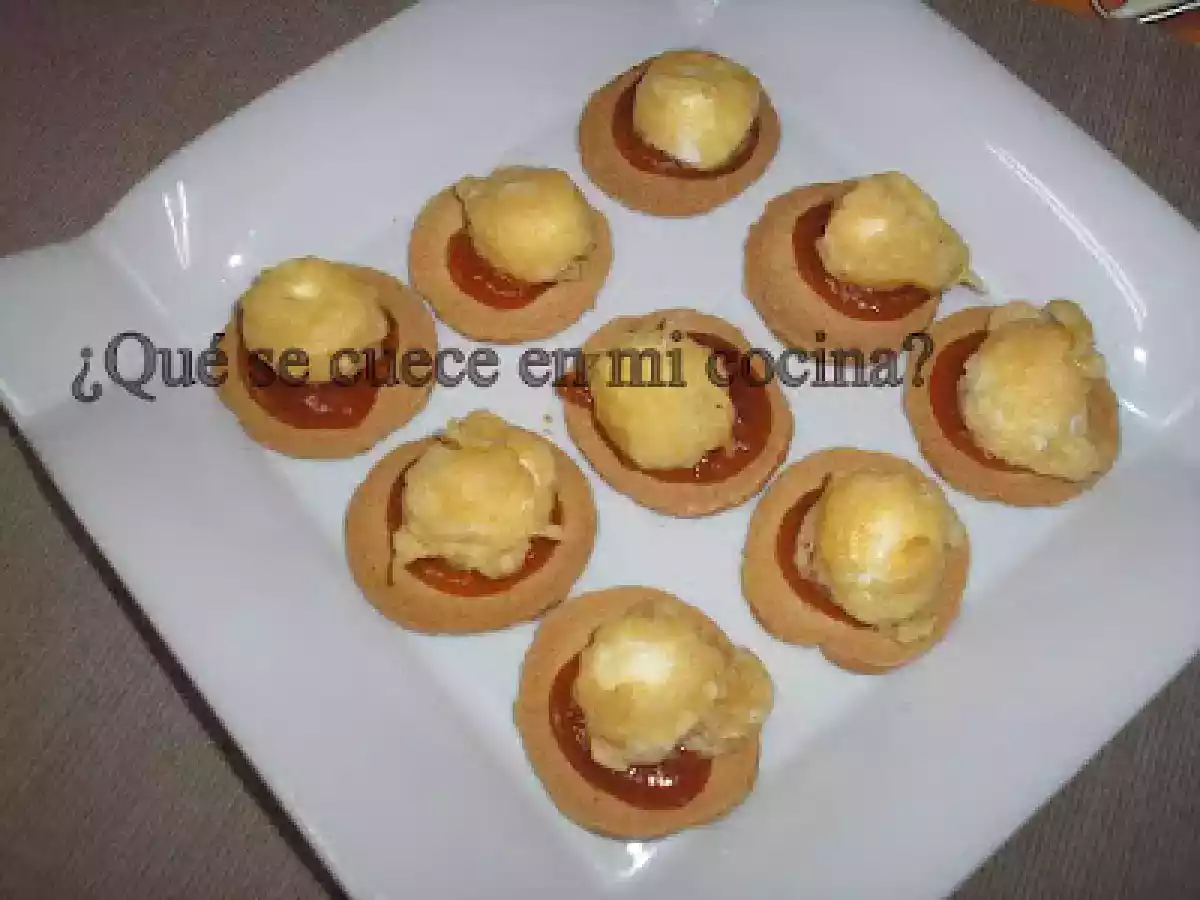 BOCADITOS DE QUESO SOBRE CHUTNEY DE NÍSPERO