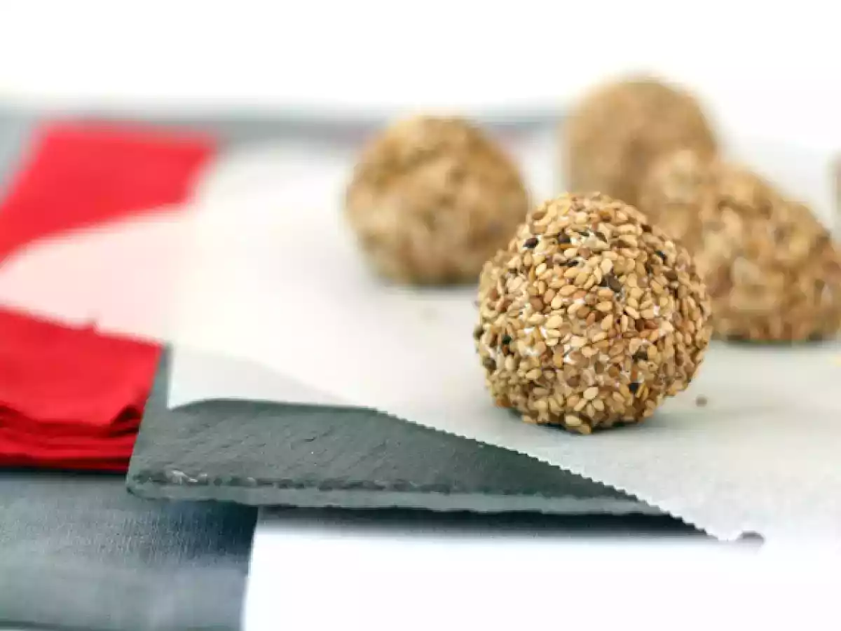 Bocaditos de uva con queso y sésamo