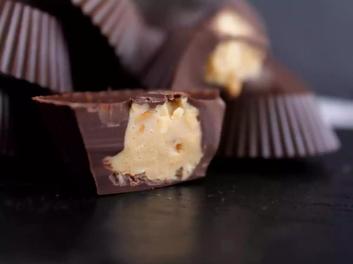 Bocados de chocolate rellenos de mantequilla de cacahuete