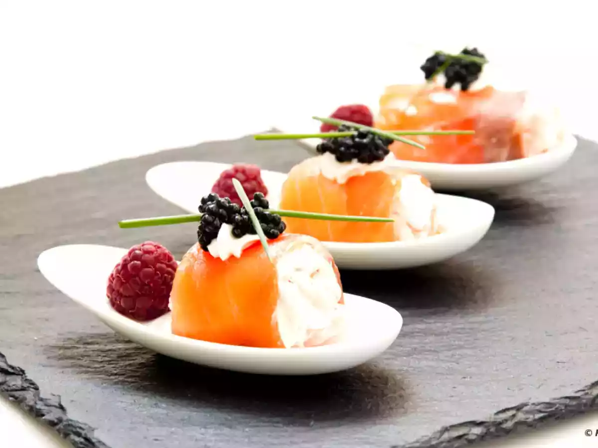 Bocados de salmón, crema de queso y frambuesa