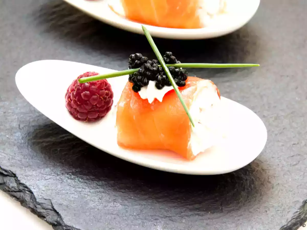 Bocados de salmón, crema de queso y frambuesa - foto 2
