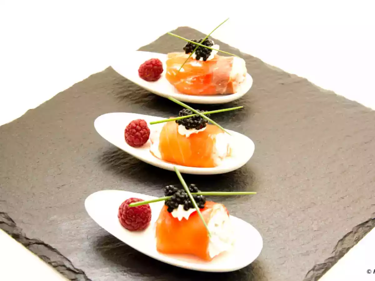 Bocados de salmón, crema de queso y frambuesa - foto 3