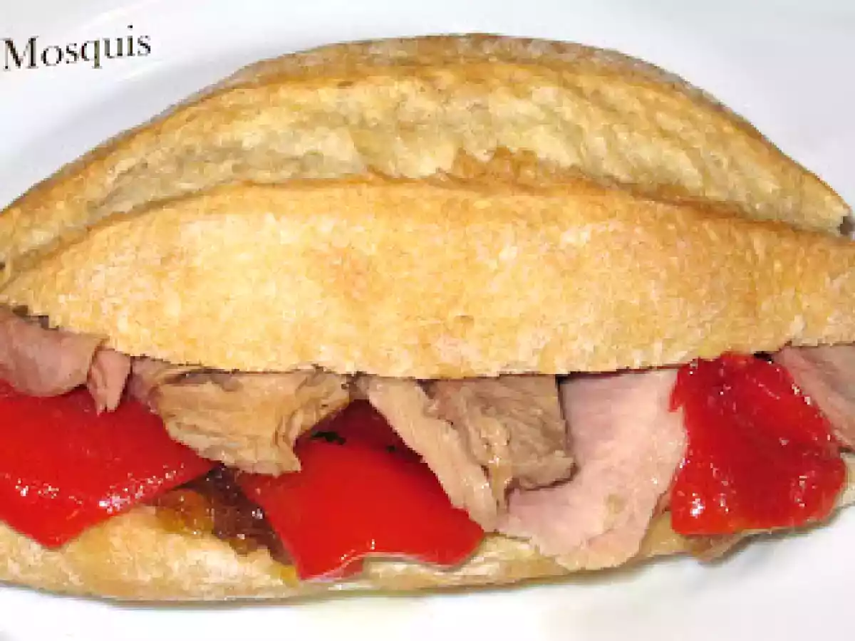 Bocata de la esperanza de ventresca con pimientos asados y cebolla caramelizada