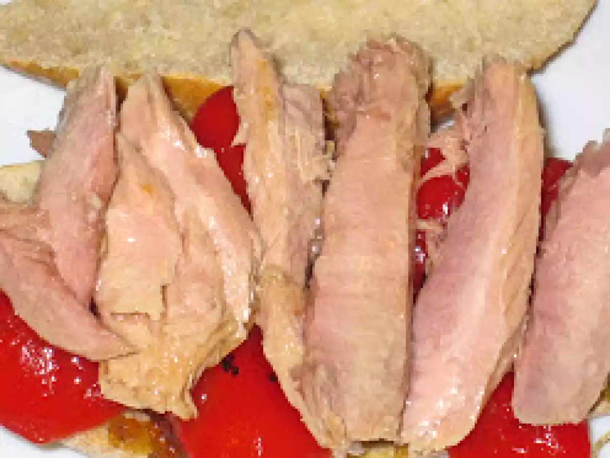 Bocata de la esperanza de ventresca con pimientos asados y cebolla caramelizada - foto 4