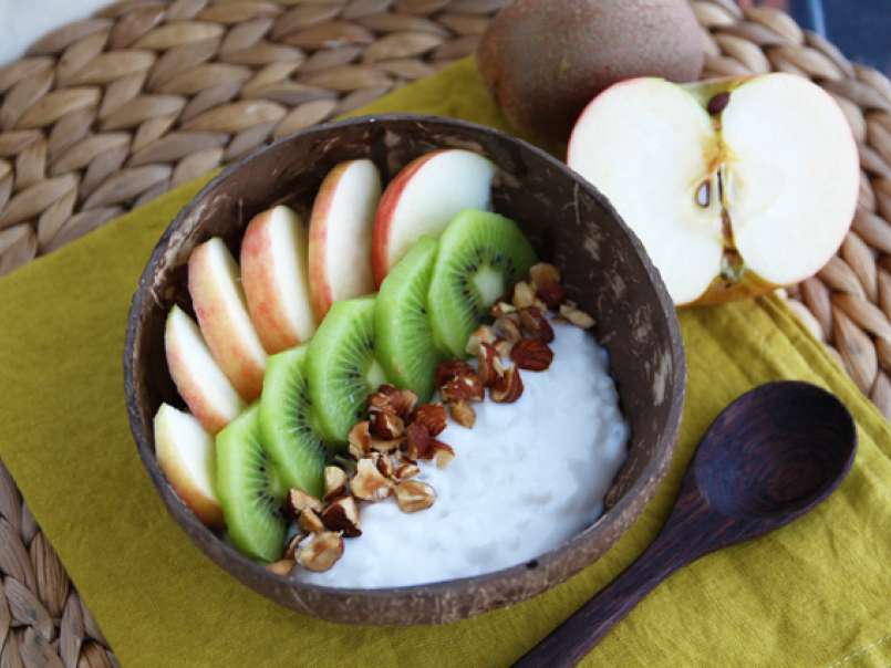 Bol de yogur de coco, manzana, kiwi y avellanas