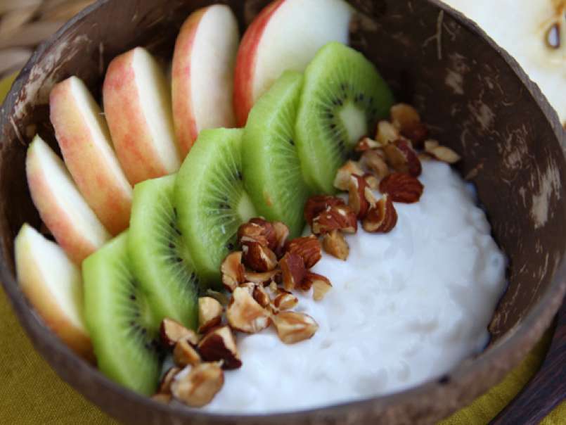 Bol de yogur de coco, manzana, kiwi y avellanas - foto 2