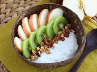 Bol de yogur de coco, manzana, kiwi y avellanas - foto 3