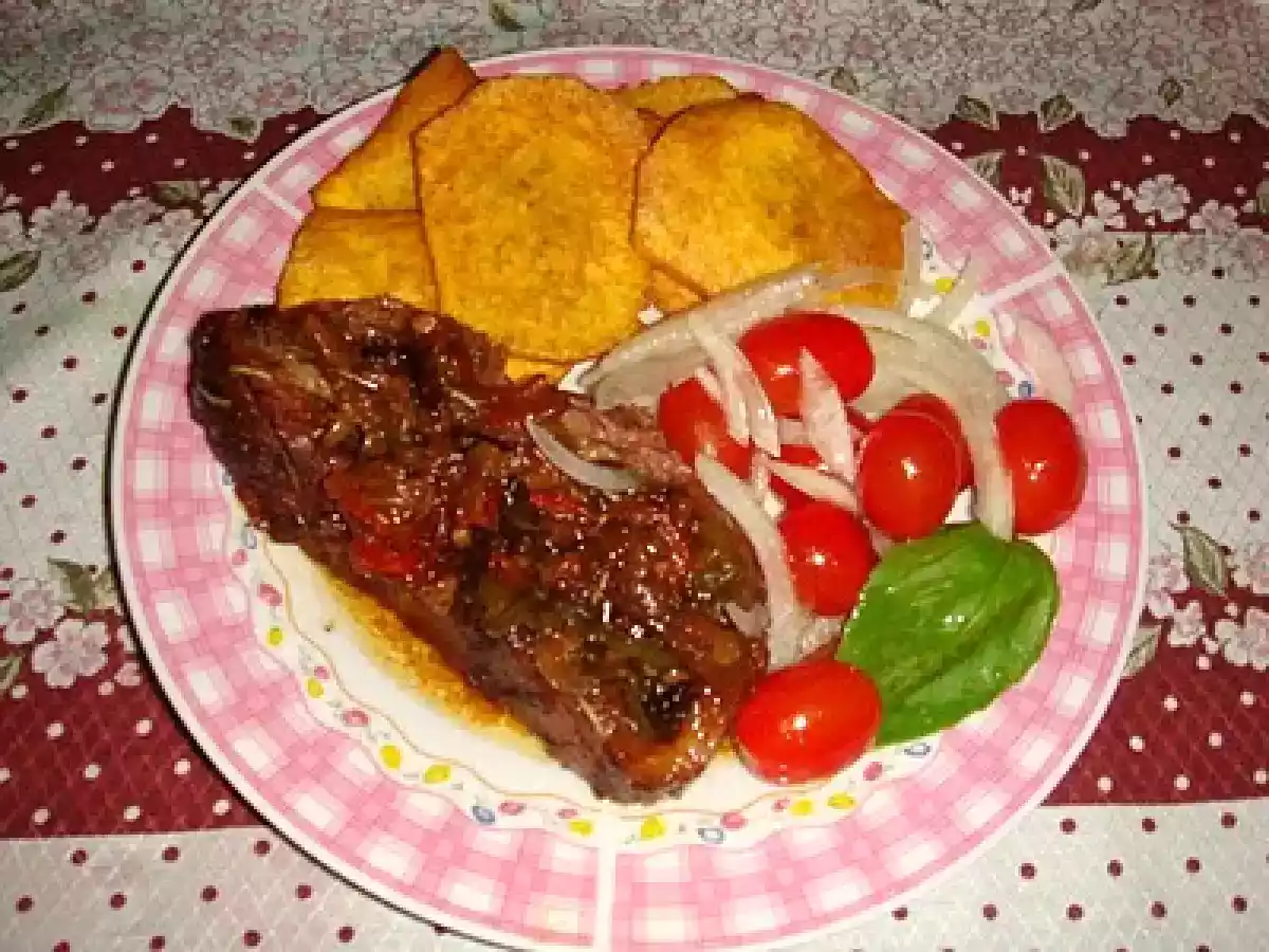 Bola de lomo al horno con colchon de cebollas y morrones