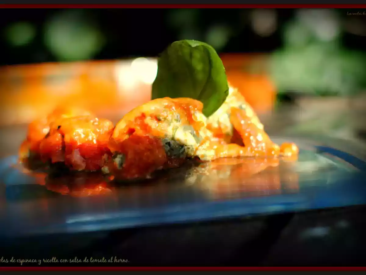Bolas de espinaca y ricotta con salsa de tomate al horno.