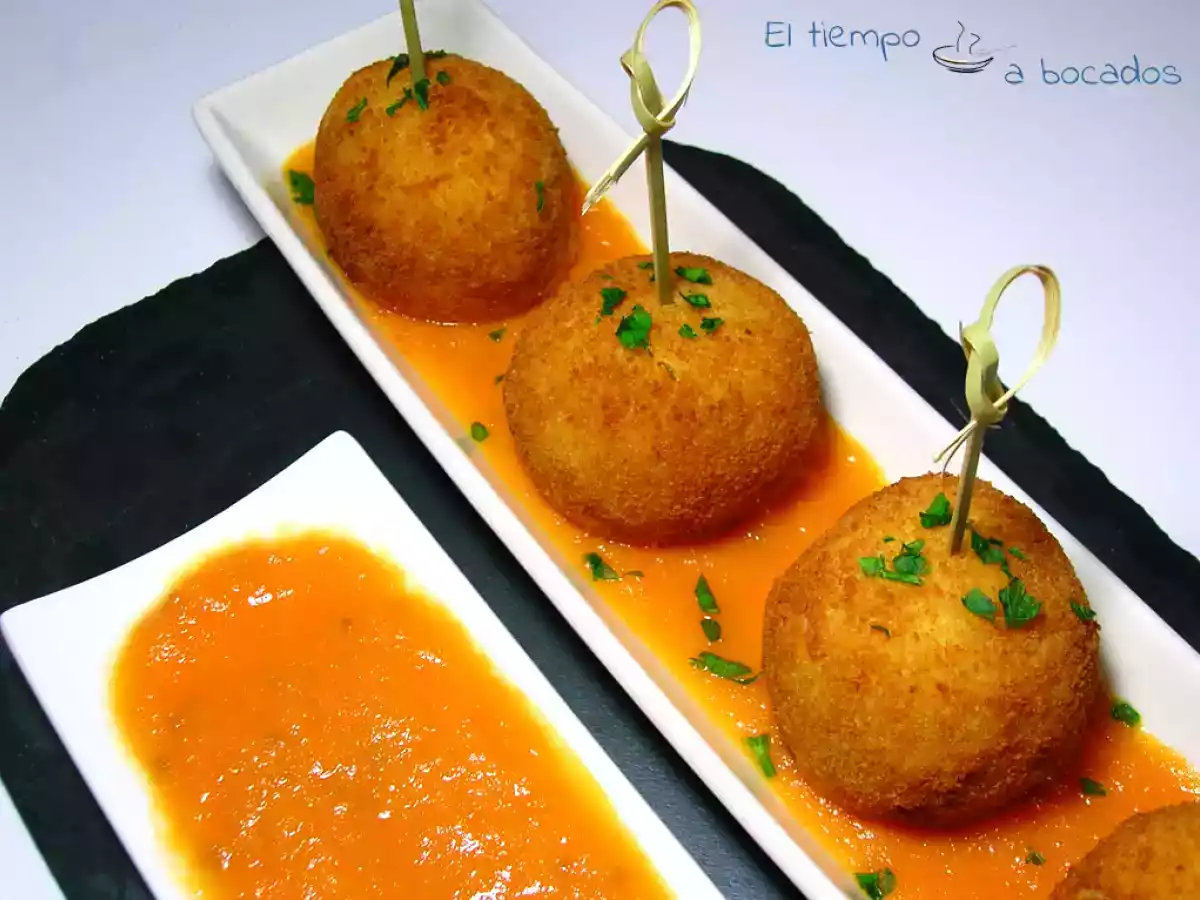 Bolas de patata con tomate dulce