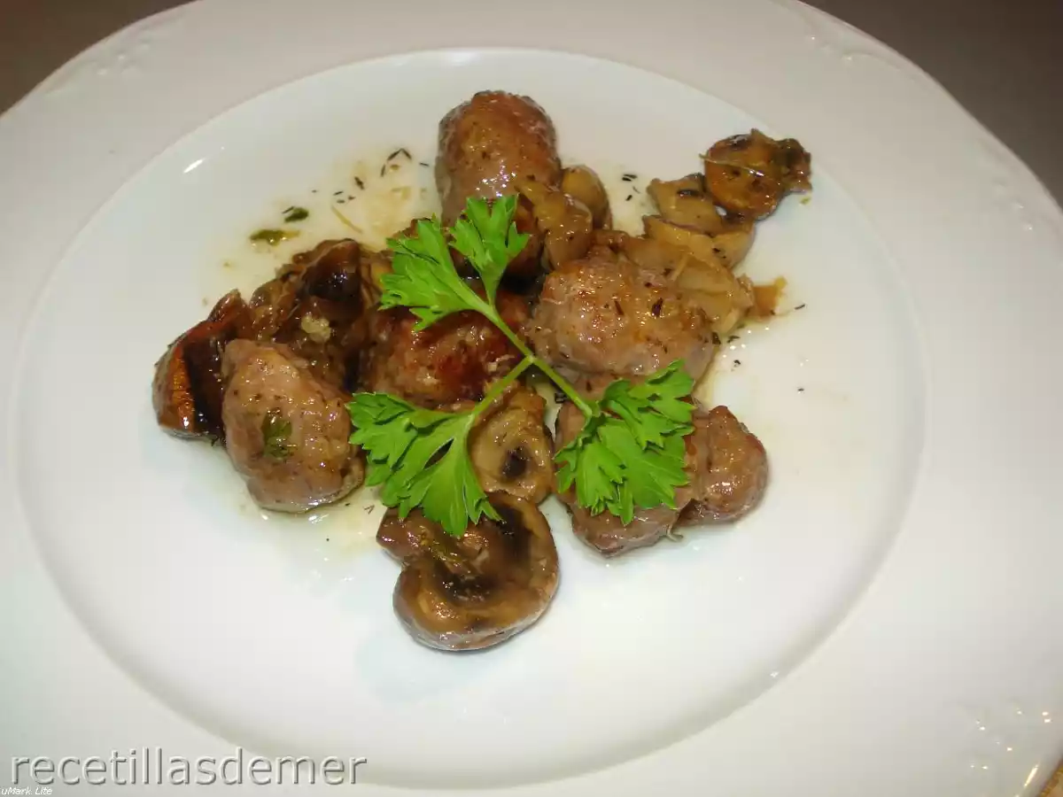 Bolitas de butifarra y champiñones