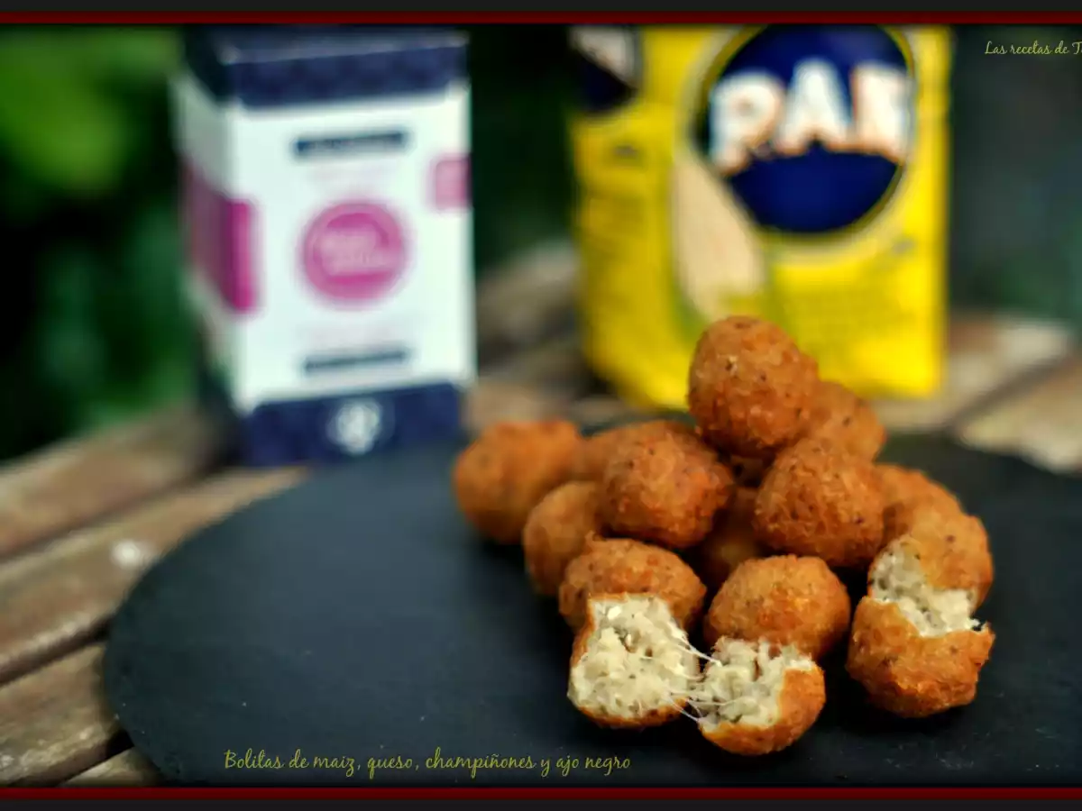 Bolitas de maíz, queso, champiñones y ajo negro.